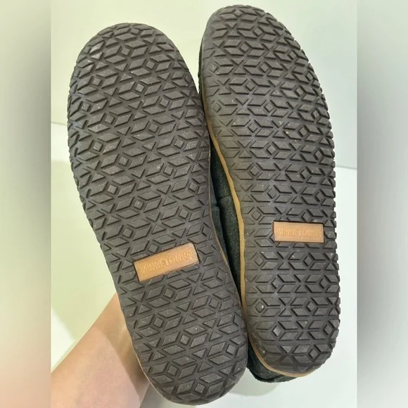 Minnetonka Tobie Moccasin Slipper size 9 men